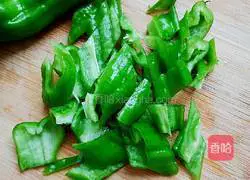 Illustration of how to make fried eggs with green pepper 3