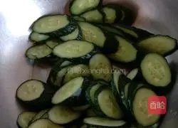 Illustration of how to make cucumber and fried meat 1