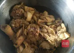 Illustration of how to cook chicken legs with potatoes 1