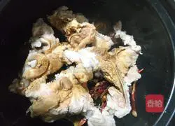 Illustration of how to make spicy sauce bone sticks 3