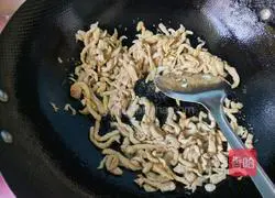 Illustration of how to make fried shredded chicken with double peppers 9