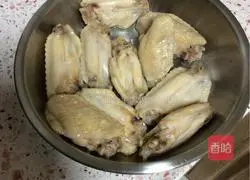 Illustration of how to make golden fried chicken wings 3