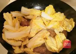 Illustration of how to cook pork ribs and baby cabbage 6