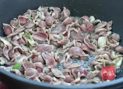 Illustration of how to make fried chicken gizzards with celery 6