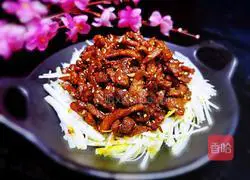 Illustration of how to make shredded pork with Beijing sauce 19