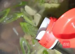 Illustration of how to make tea tree mushroom stewed chicken 3