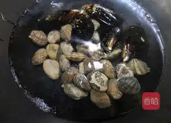 Illustration of how to steam small seafood 8