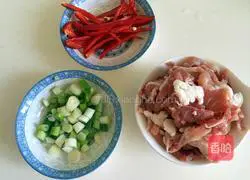 Illustration of how to make fried pork with pig ears, beans and shreds 4