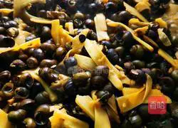 Illustration of how to stir-fry snails with sour bamboo shoots 6