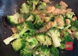 Illustration of how to make stir-fried seafood broccoli 9