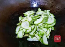 Green and red pepper zucchini Illustration of how to make fried pork slices 15