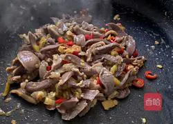 Illustration of how to make spicy and sour chicken offal 7