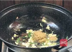 Illustration of how to stir-fry shredded pork with water spinach stems 11