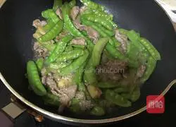 Illustration of how to make fried beef with snow peas 5