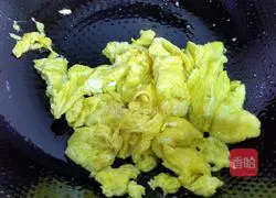 Illustration of how to make scrambled eggs with green pepper and fungus 3