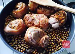 Soybean braised pig's trotters recipe 5