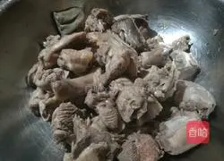 Illustration of how to make roasted goose with potatoes 1