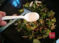 Illustration of how to cook rapeseed with mushrooms 12