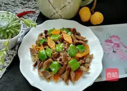 Illustration of how to stir-fry chicken gizzards with green peppers and carrots 8