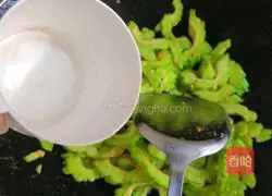 Bitter melon and fried meat slices Illustration of practice 10