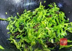 Illustration of how to make fried eggs with green pepper and fungus 6