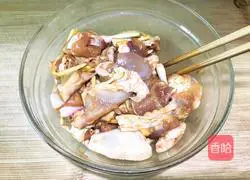 Illustration of how to make steamed chicken with golden needles and fungus 4