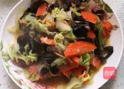 Illustration of how to stir-fry pork with cabbage and fungus 6