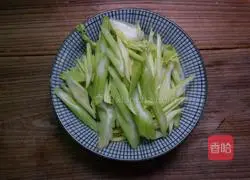 Illustration of how to make fried meat with celery 2