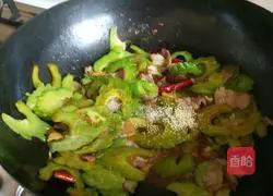 Illustration of how to make stir-fried pork belly and bitter melon slices 9