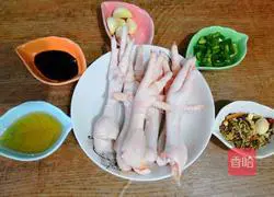 Illustration of how to make fragrant chicken feet 1
