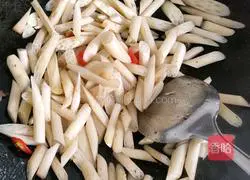 Illustration of how to make stir-fried beef with lotus root 4