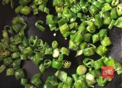 Illustration of how to make scrambled eggs with Hangzhou pepper 5