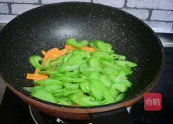 Illustration of how to stir-fry fungus with celery 6