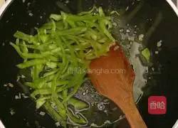 Illustration of how to make fried meat with green pepper 4