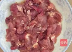 Illustration of how to stir-fry lean meat with pickles 2