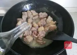 Illustration of how to make corn and duck legs stew 8