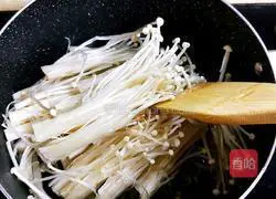Illustration of how to make fried leeks with enoki mushrooms 14