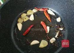 Illustration of how to make spicy shrimps in Qinxiang dry pot 9