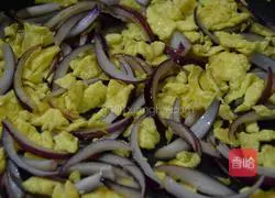 Illustration of how to make scrambled eggs with onions 6