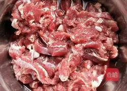 Illustration of how to make steamed beef with black garlic 1