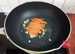 Illustration of making shredded pork with pickled mustard 13