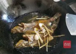 Illustration of how to make steamed yellow-bone fish 3
