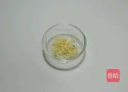 Illustration of how to stir-fry chrysanthemum with red pole ginseng 3