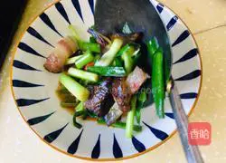 Illustration of how to stir-fry bacon with green garlic 7