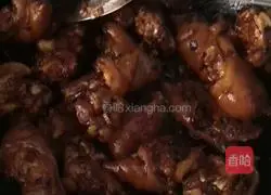 Illustration of how to make love pig's trotter soup 4