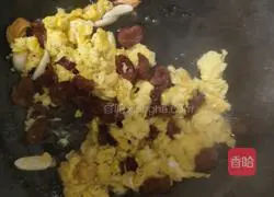 Illustration of how to make sausage and scrambled eggs 6