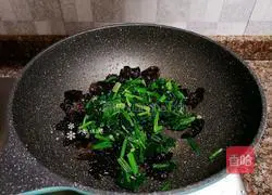 Illustration of how to make spinach, fungus and scrambled eggs 11