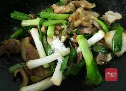 Illustration of how to stir-fry pork head with garlic 8