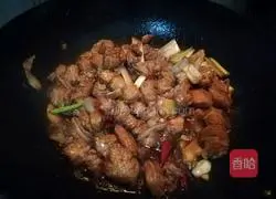 Illustration of how to make braised pork with potatoes 3