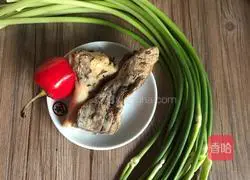 Illustration of how to stir-fry bacon with garlic moss 1